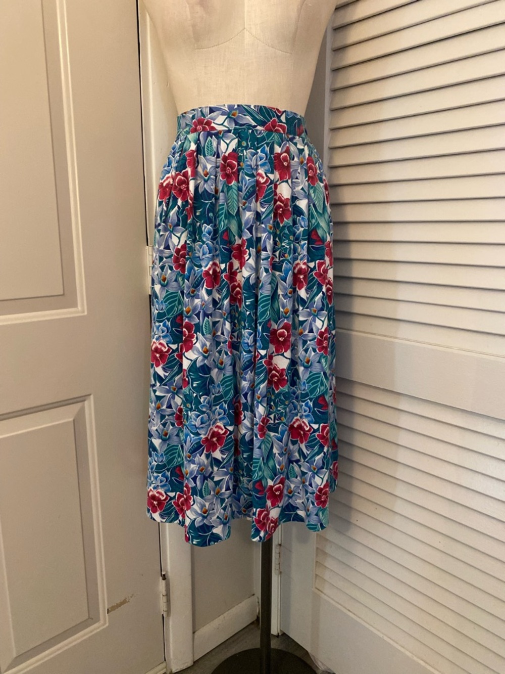 Vintage 1980’s “Leslie Fay” Floral Midi Skirt- Size 10P